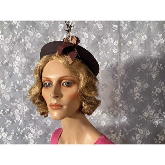 Vintage 50s Hat 1950s Brown Beret with Feather Cute Spring Fall Retro Suzy Lee - Picture 1 of 8